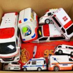 救急車のミニカーが緊急走行。紹介して坂道を走るよ！Ambulance miniature car runs urgently. I will introduce and run the slope