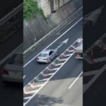 ETCを通過すると同時に緊走を開始する覆面パトカー