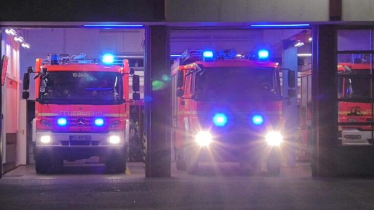 FF PINNEBERG (HLF1+TLF) RAUCHENTWICKLUNG AUSSEN. freiwillige Feuerwehr auf Einsatzfahrt 緊急走行 消防車