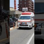 ハーモニックサイレンを鳴らして交差点に進入する救急車両緊急走行！