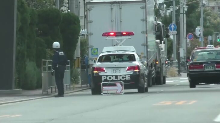 🚨故障したトラックの対応をする警察官🚨パトカー🚨兵庫県警🚨赤色灯🚨