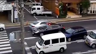 覆面パトカー　緊急走行　赤色灯2個