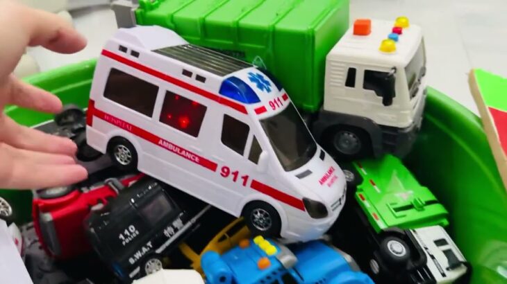 救急車のミニカー走る！緊急走行テスト。坂道走る☆Ambulance minicar runs in an emergency! Slope driving test