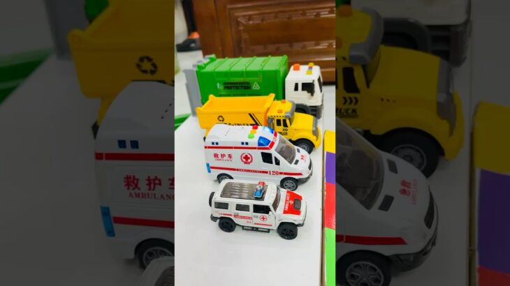 救急車のミニカー走る！緊急走行テスト。坂道走る☆Ambulance minicar runs in an emergency! Slope driving test