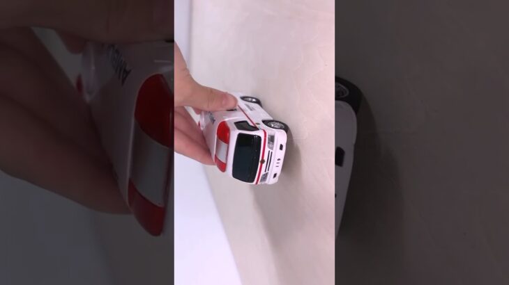 救急車（ミニカー）たちが坂道走る！緊急走行テスト！サイレンあり！ Ambulance minicar runs on a slope! Emergency driving test.