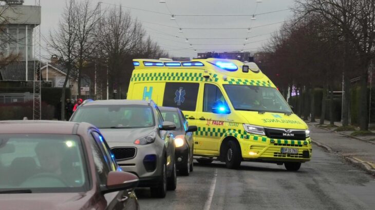 falck TÅRNBY AMBULANCE (A52) i udrykning rettungswagen auf Einsatzfahrt 緊急走行 救急車