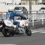 【車の影に歩行者！！】白バイと警察官の前で歩行者を轢きかけた結果…！