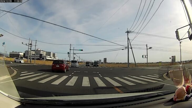 【ドラレコ映像】緊急走行中の救急車を止めてしまう高齢者さん