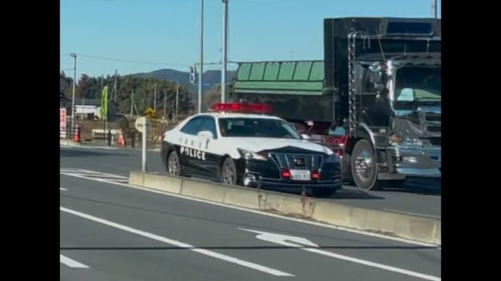 緊急走行！緊走する茨城県警のパトカー