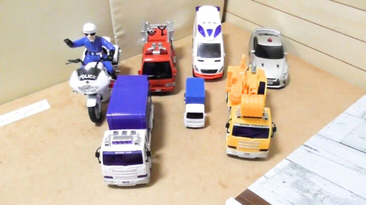 救急車のミニカー走る！緊急走行テスト！坂道走行です☆A miniature ambulance car runs! Emergency driving test! Driving up a slope