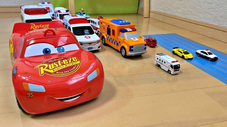 救急車のミニカーのおもちゃが青いテープの坂道を走ります！ Ambulance Minicars Run on the Blue Tape