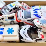 救急車のミニカーが走ります。サイレンありで坂道走行☆緊急走行｜Ambulance amd Police minicar runs in an emergency with sirens!