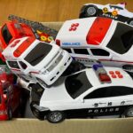 坂道走る「救急車」や「ゴミ収集車」のミニカーが緊急走行します。Ambulance and police mini cars go down the slope