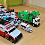 ゴミ収集車と救急車のミニカーが走る！白いテープの坂道！緊急走行テスト Garbage truck and Ambulance Cars Zoom Down the White Tape Ramp!