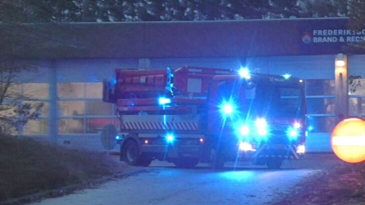 falck FARUM (TAVLEVOGN 8663) ILD I BIL brandbil i udrykning Feuerwehr auf Einsatzfahrt 緊急走行 消防車