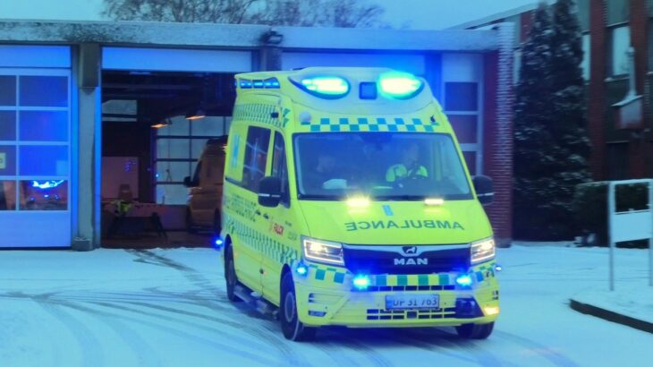 falck HILLERØD AMBULANCE (A34) i udrykning rettungswagen auf Einsatzfahrt 緊急走行 救急車