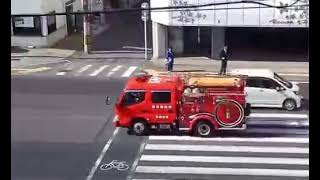 消防車4台　緊急走行