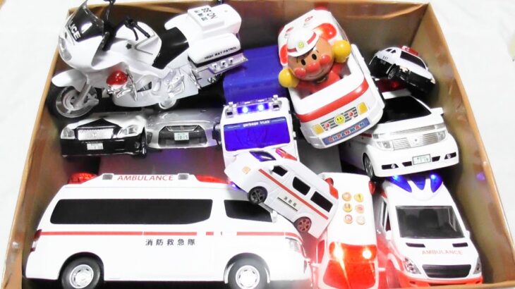 救急車のミニカーが走ります。サイレンありで緊急走行☆A miniature ambulance car runs. Emergency driving with siren on.