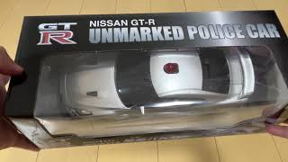 Open the Nissan GT-R unmarked police car toy and check the emergency driving.覆面パトカーのおもちゃを開け、緊急走行チェック