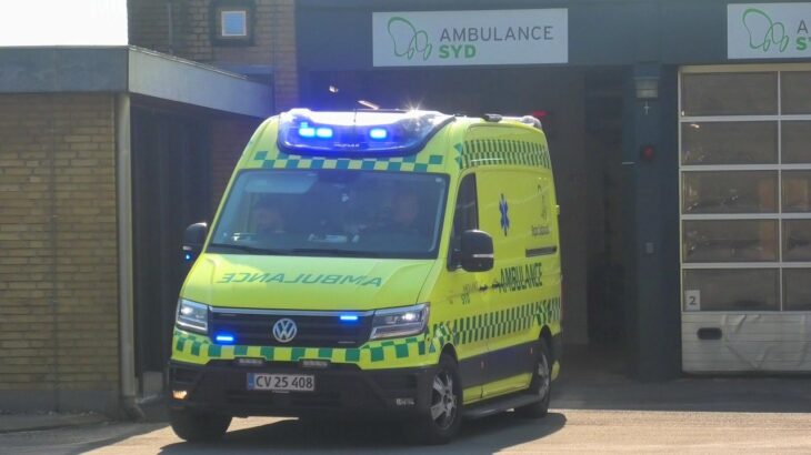 NYBORG AMBULANCE SYD (3332) i udrykning rettungswagen auf Einsatzfahrt 緊急走行 救急車