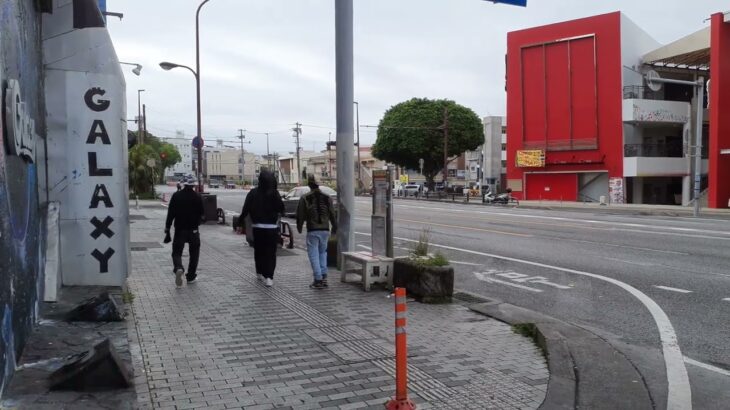 沖縄県警　220系覆面パトカー緊急走行　沖縄市ゲート通り　コザ向け