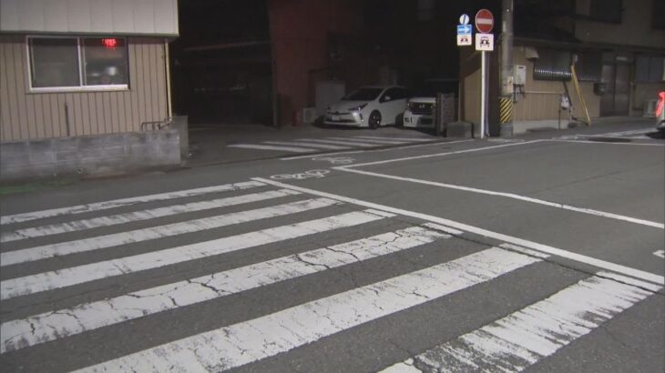 緊急走行中のパトカーが接触事故　原付バイクの女性（72）が転倒　三重・松阪市
