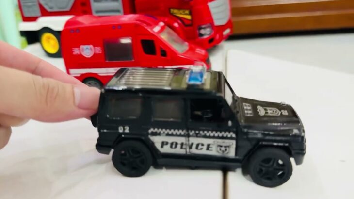 救急車のミニカー走る！緊急走行テスト。坂道走る☆Ambulance minicar runs in an emergency! Slope driving test