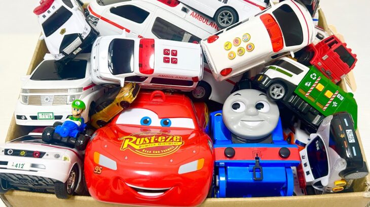 はたらくくるま！救急車とパトカーのミニカーが緊急走行！サイレン鳴らし出動！Ambulance & police car toys rush out!