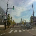赤信号を緊急走行の救急車、赤信号無視の郵便局のバイクとぶつかりそうになる！　ドラレコEMER241112-091848