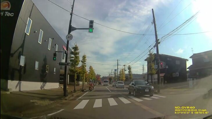 赤信号を緊急走行の救急車、赤信号無視の郵便局のバイクとぶつかりそうになる！　ドラレコEMER241112-091848