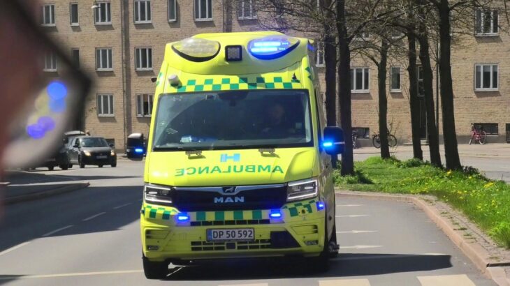falck (AMBULANCE A45) i københavn i udrykning rettungswagen auf Einsatzfahrt 緊急走行 救急車