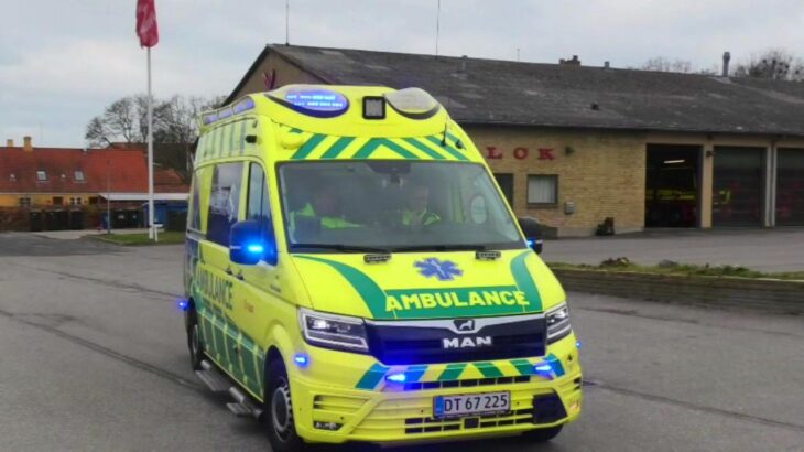 falck SKÆLSKØR AMBULANCE (3766) i udrykning rettungswagen auf Einsatzfahrt 緊急走行 救急車