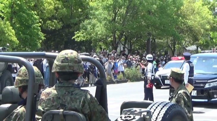 善通寺駐屯地観閲式実施中に緊急走行するパトカー
