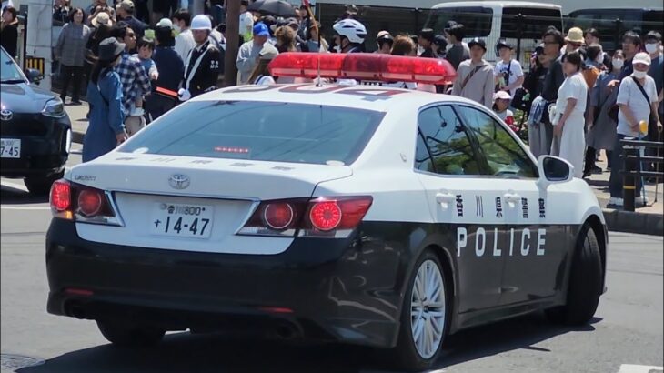 香川県警察 渋滞の中を掻き分けて緊急走行するパトカー