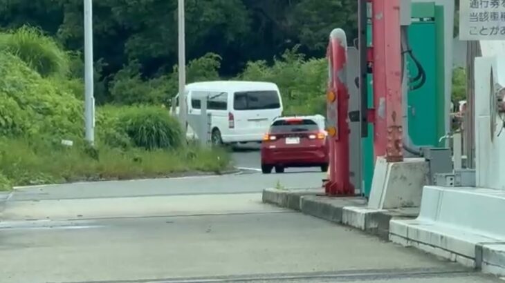 ⚠️危険⚠️高速道路で行き先を間違えてバックで逆走する車⚠️