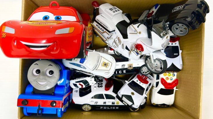 パトカーのミニカーが走る！坂道走行して緊急逮捕です！サイレン音あり！