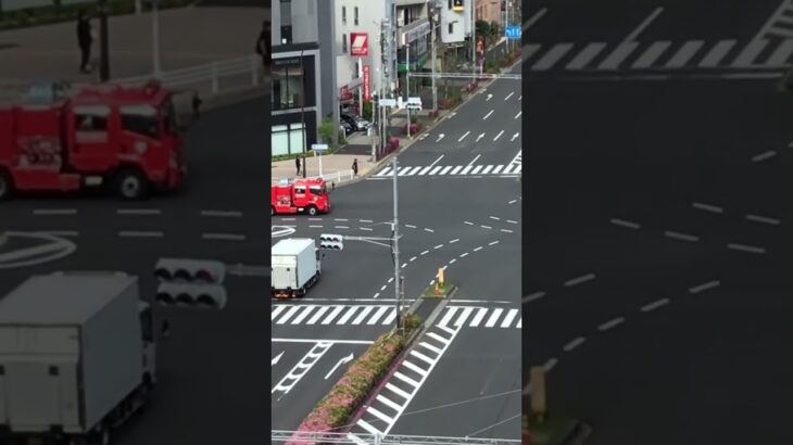 救急車と消防車が緊急走行
