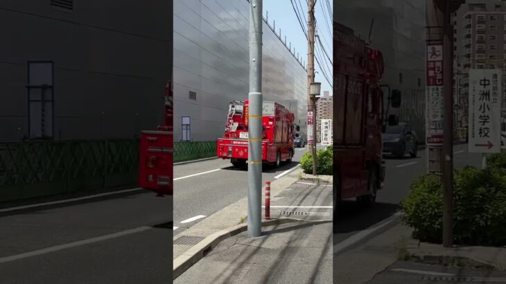 逆走で緊急走行するレスキュー車