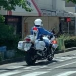 🚨横断歩道で歩行者優先を遵守する白バイが格好いい💖🚨大阪府警🚨赤色灯🚨白バイ🚨