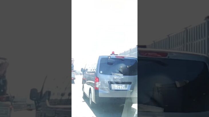 ワンボックスタイプの覆面パトカー🚓の緊急走行