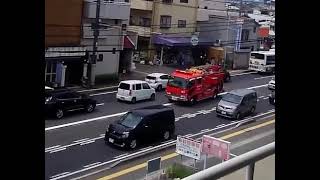 消防車　2台　緊急走行