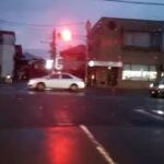 覆面パトカー 2台　緊急走行