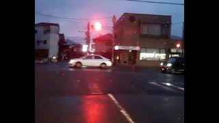 覆面パトカー 2台　緊急走行