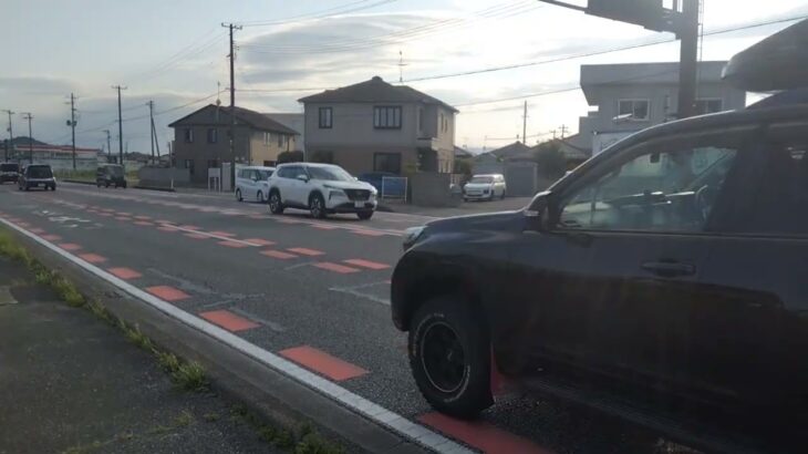 たまたま散歩中に事故出動のパトカー緊急走行に遭遇普通のパトカーその後事故処理緊急走行していましたパトカー3車両事故処理車両も含めて出動ということは道路を塞いでいる事故かもしれない