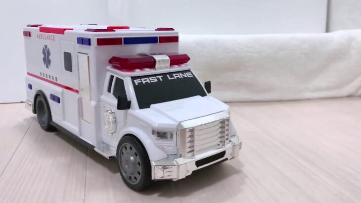 救急車 大小様々なミニカーが走る！坂道で緊急走行☆サイレンあり Ambulance Minicars of various sizes run.With siren sound