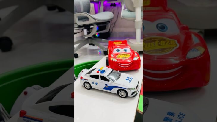 救急車のミニカー走る！緊急走行テスト。坂道走る☆Ambulance minicar runs in an emergency! Slope driving test