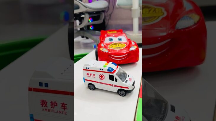 救急車のミニカー走る！緊急走行テスト。坂道走る☆Ambulance minicar runs in an emergency! Slope driving test