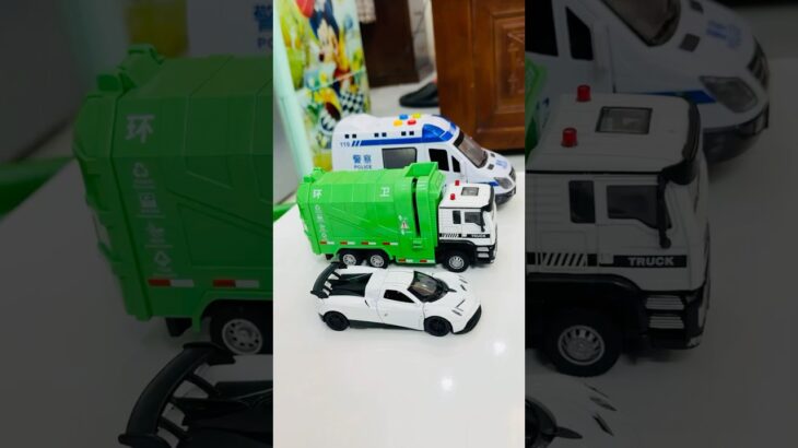 救急車のミニカー走る！緊急走行テスト。坂道走る☆Ambulance minicar runs in an emergency! Slope driving test