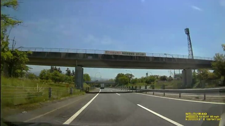 E 17高速道路、警察パトカー緊急走行！真上を通過してから一瞬で真後ろに付く！　スカイラインGTR33とフェラーリ抜いた後！　事故多発、落下物多数、緊急通報！　高速降りると遭難者発見！