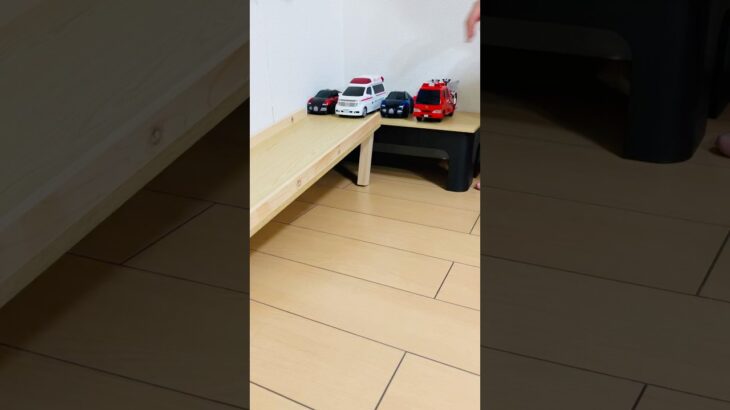 緊急車両などの車が坂道走行！Emergency vehicles and other vehicles are driving uphill!#shorts #救急車 #はたらくくるま